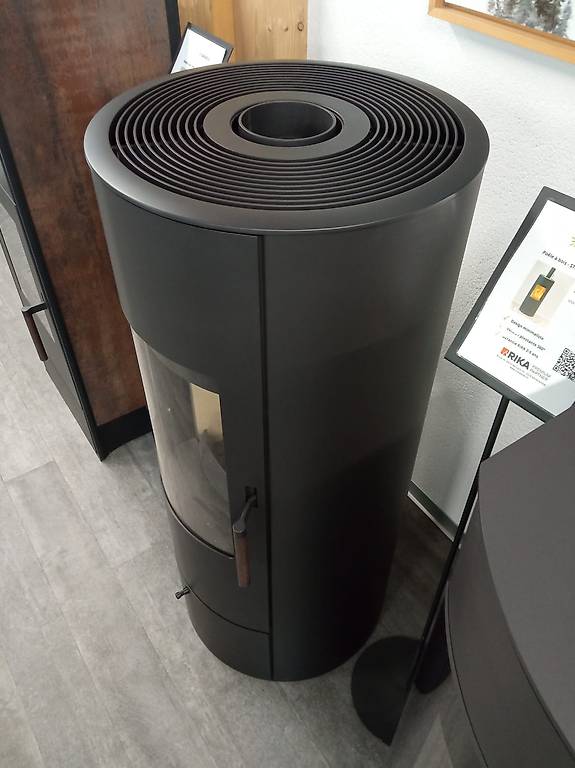 Een ronde houtkachel die om zijn as kan draaien