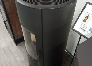 Een ronde houtkachel die om zijn as kan draaien - RIKA