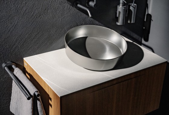 Geglazuurd staal zet de badkamer in een nieuw licht