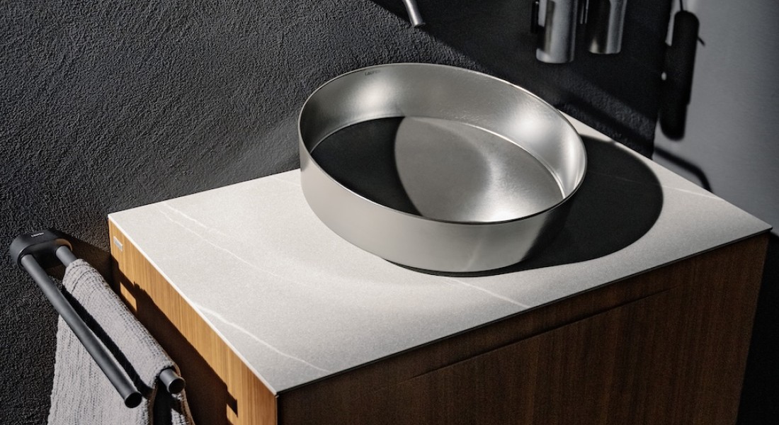 Geglazuurd staal zet de badkamer in een nieuw licht