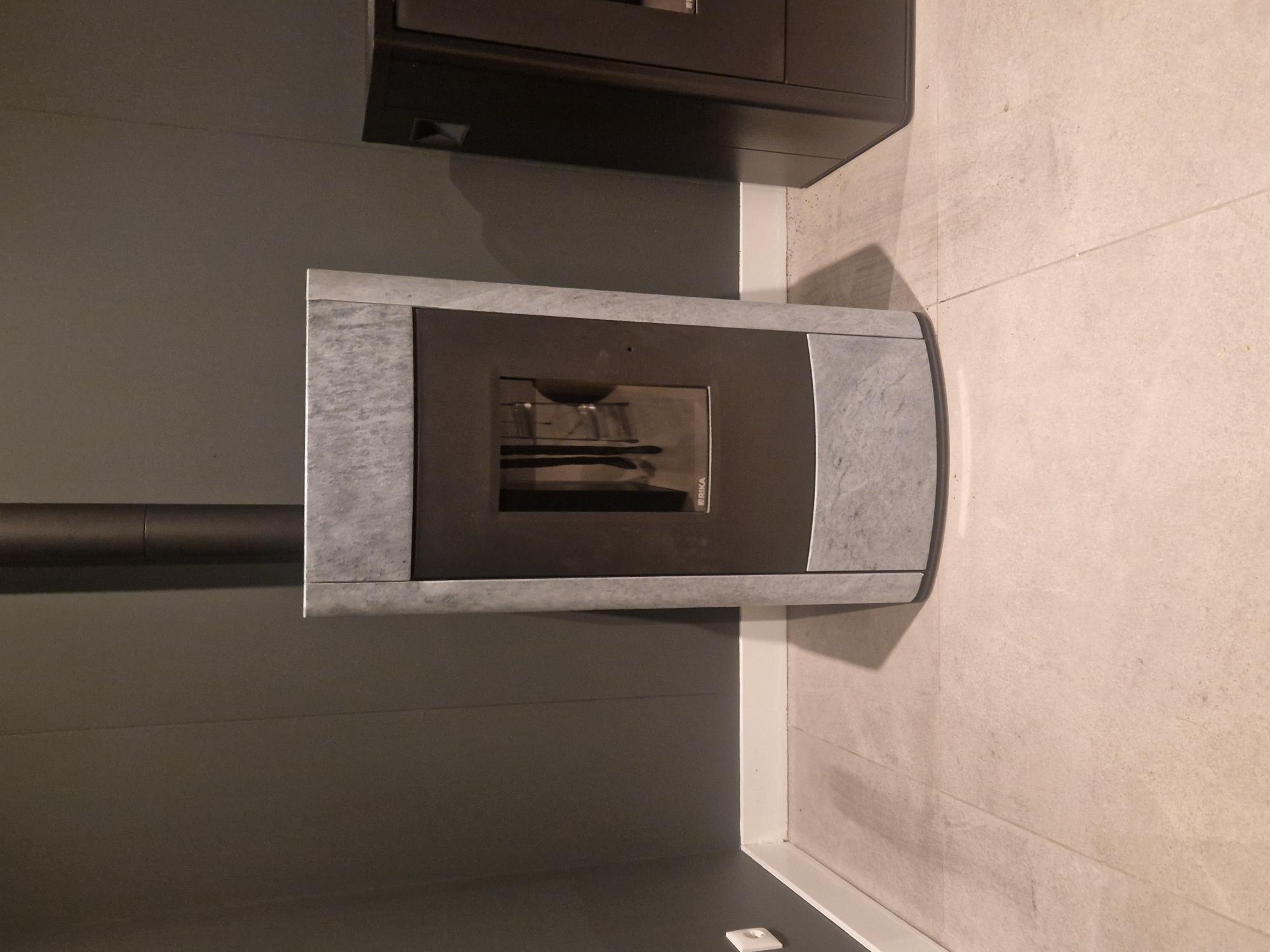 Een moderne RIKA pelletkachel met een vernieuwd jasje