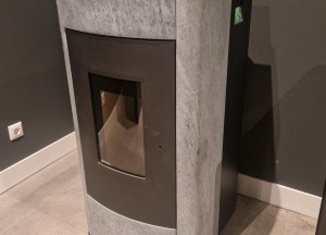 Een moderne RIKA pelletkachel met een vernieuwd jasje