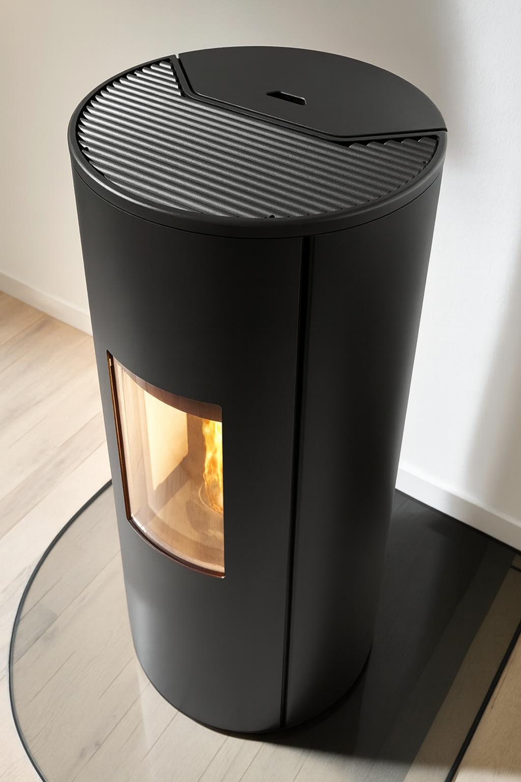 Een ronde pelletkachel uit Oostenrijk die je zonder navullen 22 uur kan gebruiken