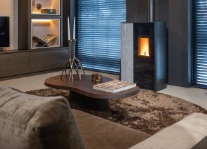 Een ondiepe, stille pelletkachel die je pas na 22 uur stoken moet bijvullen