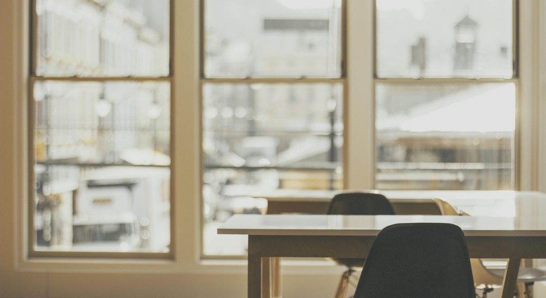 Ronde eettafel met eetkamerstoelen voor een complete eetkamer