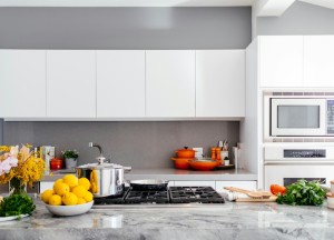 Last van vreemde geurtjes in de keuken? Zo los je dat op!