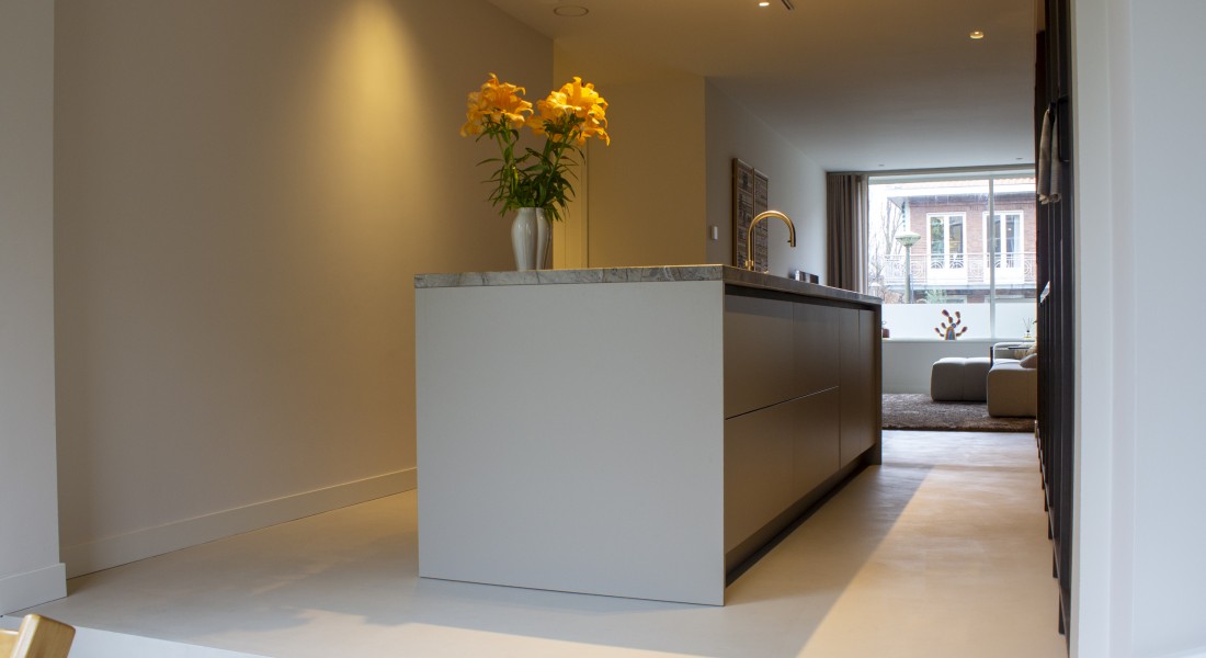 Naadloze microcementvloer in appartement Amsterdam