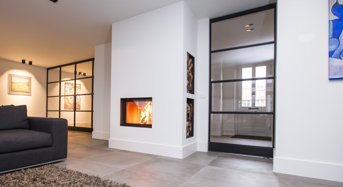 Moderne open haard in de woonkamer: strak design met een warme uitstraling