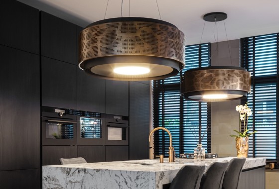 Design afzuigkap boven het kookeiland in Messing Patina