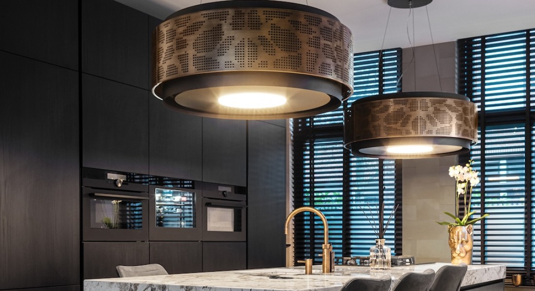 Design afzuigkap boven het kookeiland in Messing Patina