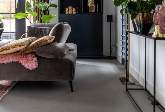 Waarom een microcement vloer zo fijn werkt in huis