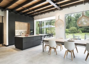 Zwarte designkeuken met hout | Kitchenstudio - Kitchenstudio