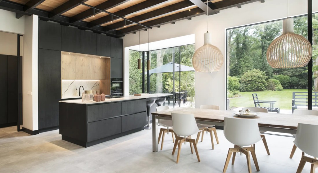 Zwarte designkeuken met hout | Kitchenstudio - UW-keuken.nl