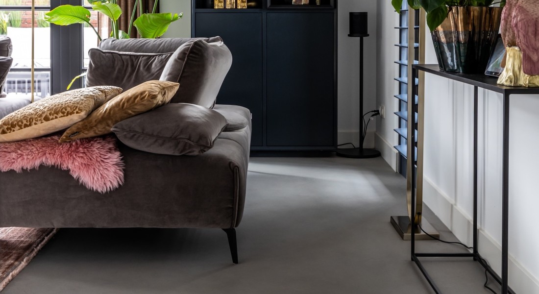 Waarom een microcement vloer zo fijn werkt in huis