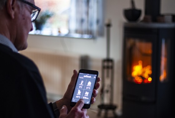 Zo stook je makkelijker en schoner met een slimme haardbediening