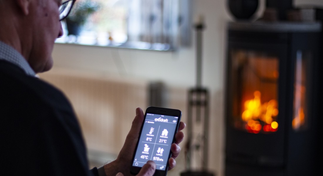 Zo stook je makkelijker en schoner met een slimme haardbediening