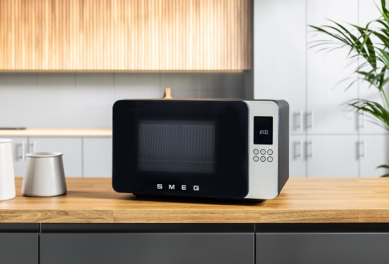 Deze Smeg magnetron mag gewoon in het zicht staan