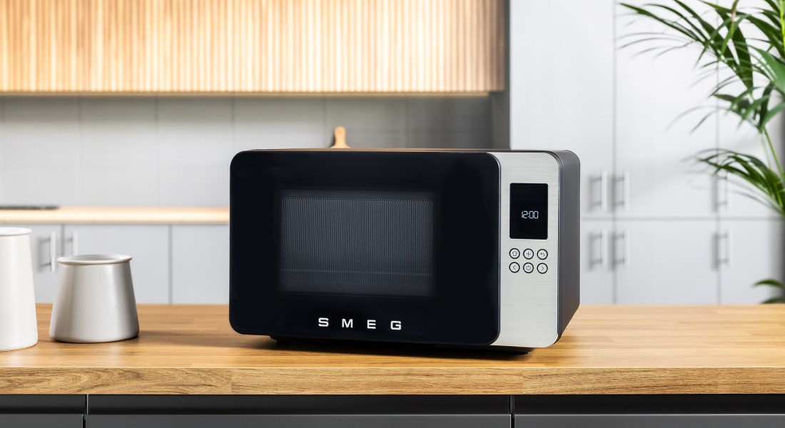 Deze Smeg magnetron mag gewoon in het zicht staan