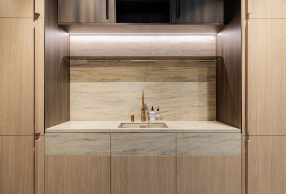 Een houtdecor dat keukens tot rust brengt