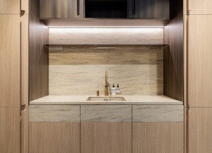 Een houtdecor dat keukens tot rust brengt