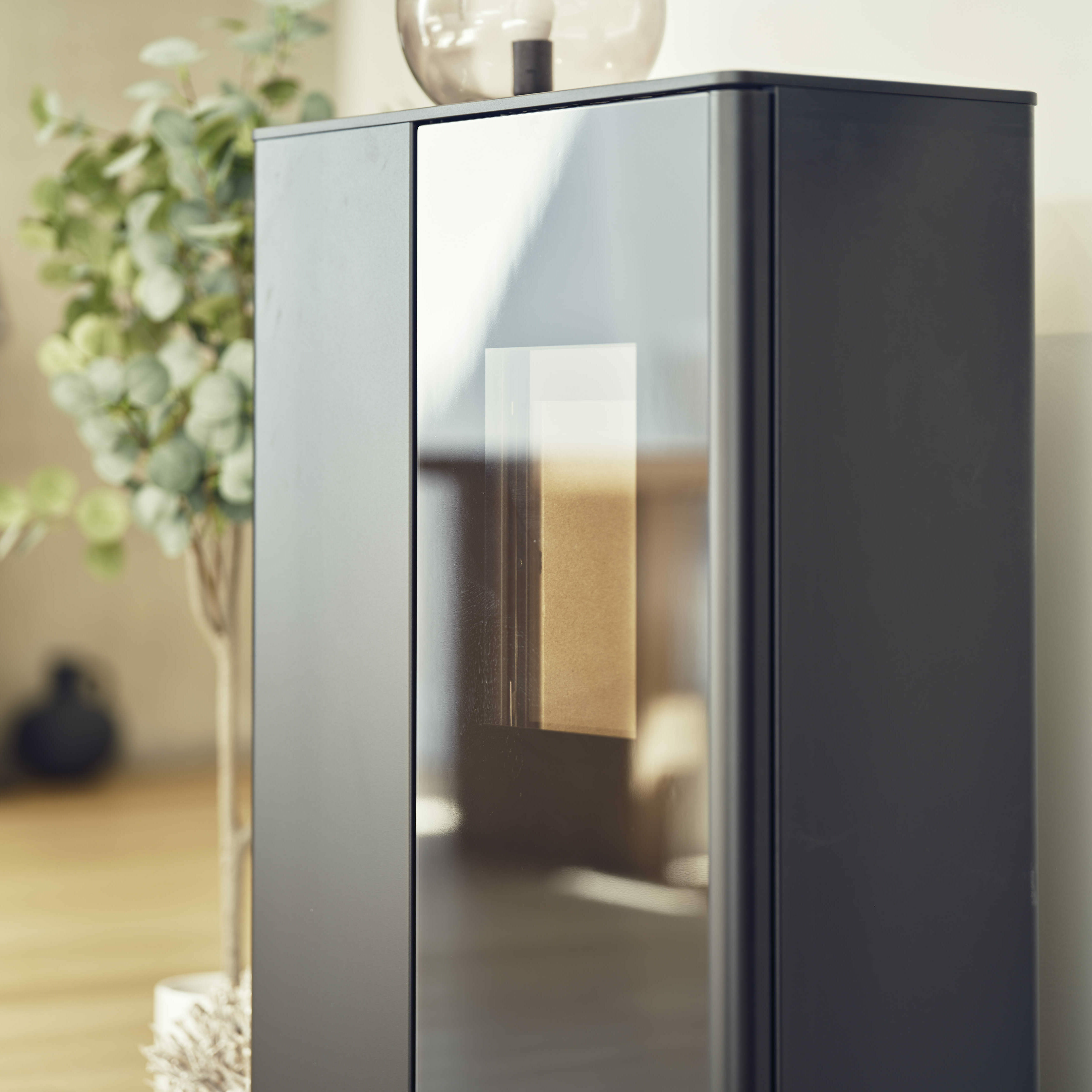 Een ondiepe, stille pelletkachel die je pas na 22 uur stoken moet bijvullen