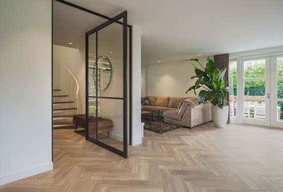 Een visgraatvloer van Therdex maakt van elke ruimte een blikvanger