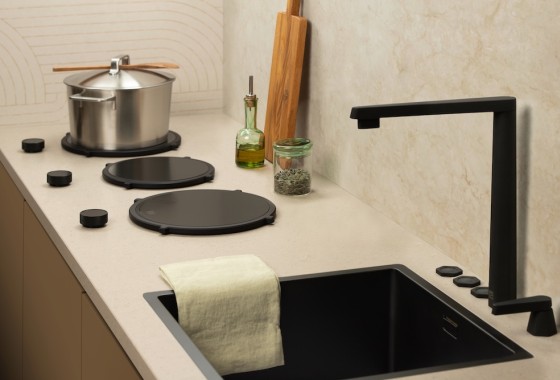 Werkblad en keuken die klaar zijn voor dagelijks gebruik