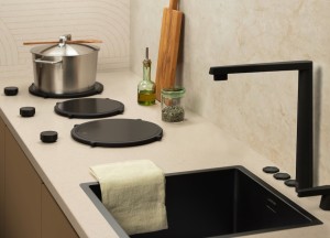 Werkblad en keuken die klaar zijn voor dagelijks gebruik - 