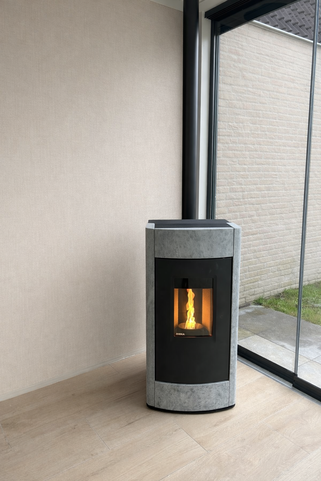 Een moderne RIKA pelletkachel met een vernieuwd jasje