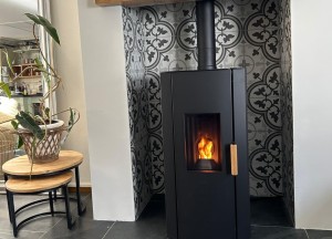 Geluiden uit je pelletkachel? Zo herken je wat normaal is en wanneer je moet ingrijpen - BlueSolid