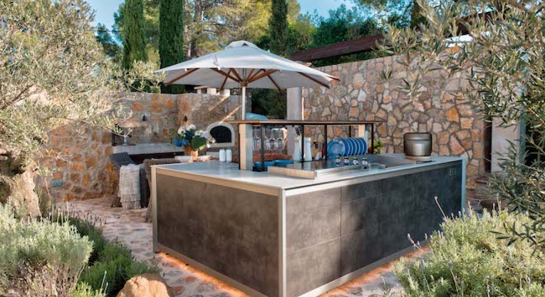 Uitgebreid koken met deze prachtige outdoor kitchen