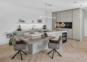 Eén geheel in maatwerk in een licht penthouse in Rosmalen