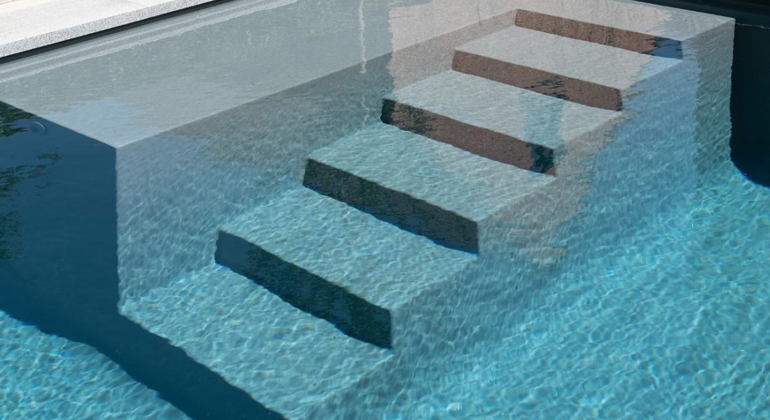 Overloopzwembad of skimmerzwembad – wat zijn de verschillen?