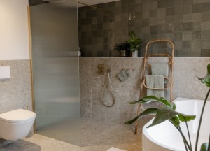 Hoe Combineer je een Vrijstaand Bad met een Inloopdouche?