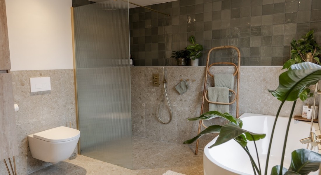 Hoe Combineer je een Vrijstaand Bad met een Inloopdouche?