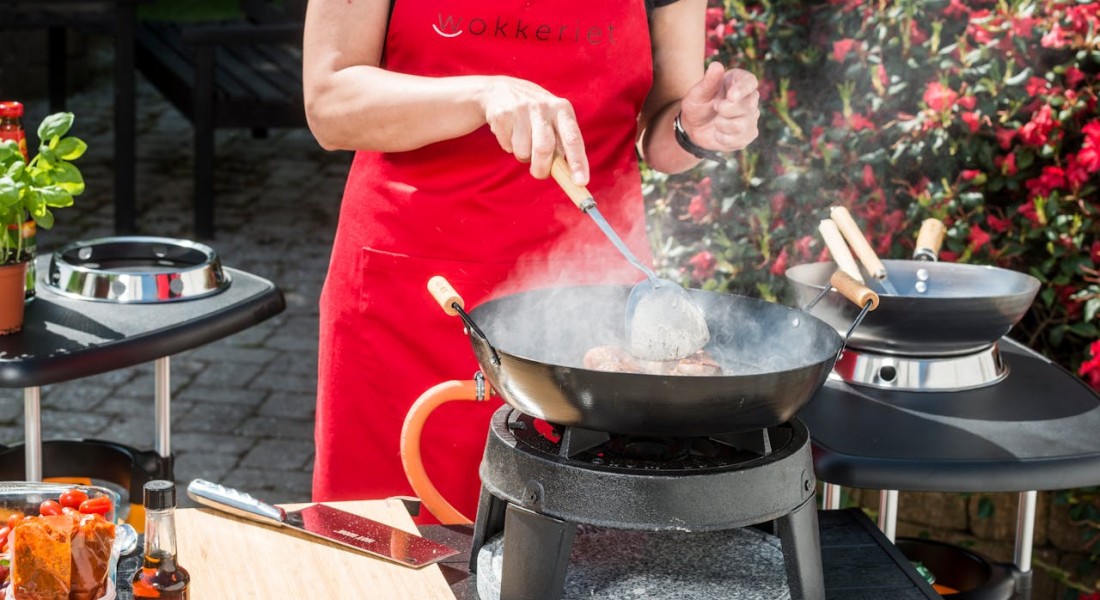 Een buitenkeuken inrichten? Zo maak je het praktisch en gezellig!