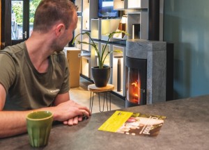 Een houtkachel die bezoekers meteen welkom laat voelen