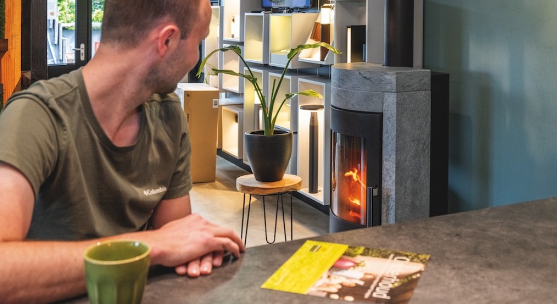 Een houtkachel die bezoekers meteen welkom laat voelen