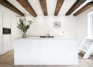 Witte keuken met kookeiland | Kitchenstudio