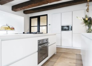 Witte keuken met kookeiland | Kitchenstudio - Kitchenstudio