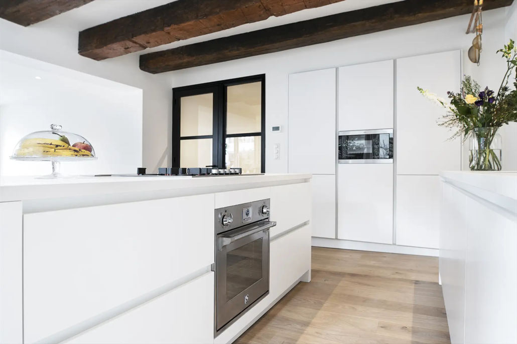 Witte keuken met kookeiland | Kitchenstudio