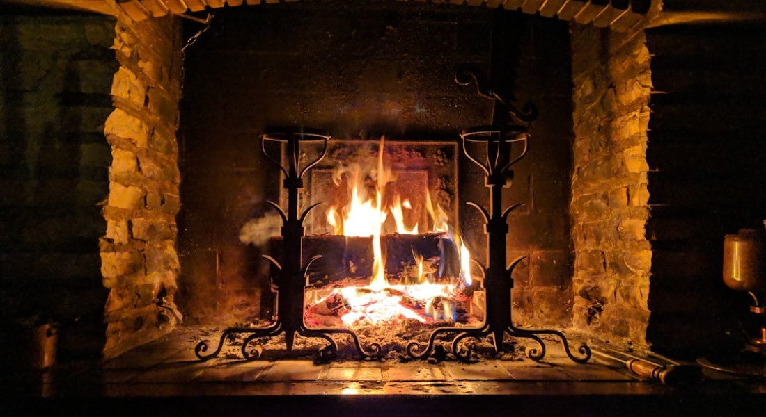 Een haard als middelpunt: zo bouw je er een complete woonkamer omheen