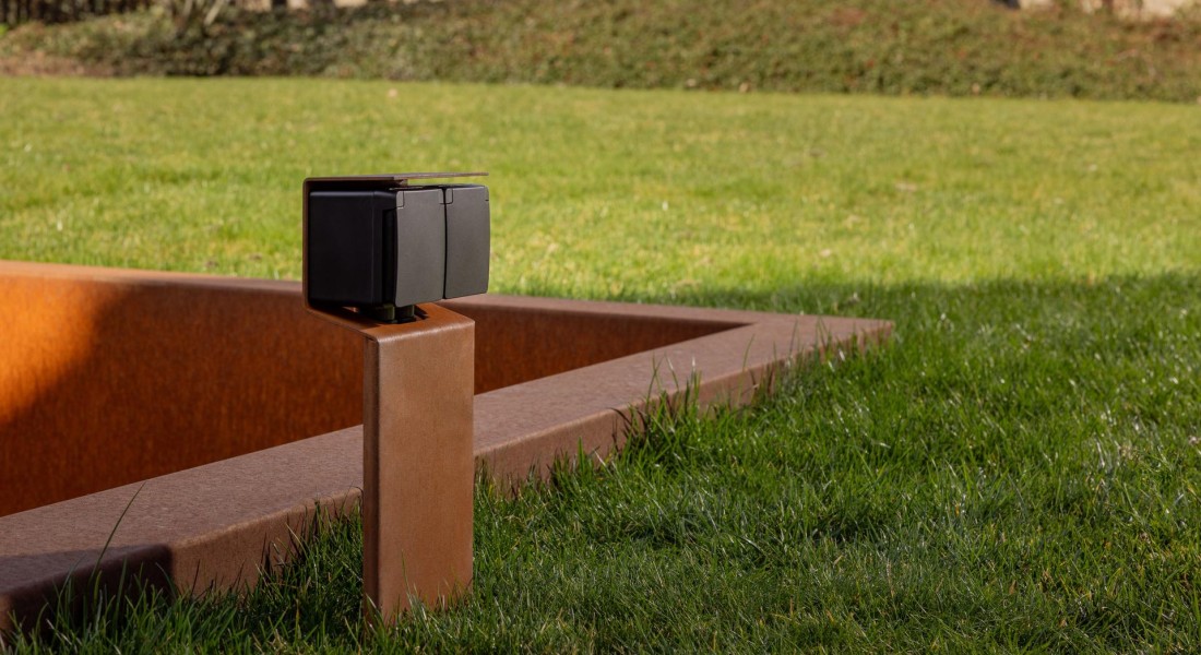 Zo regel je stroom in je tuin: ontdek de Niko Hydro tuinpaal