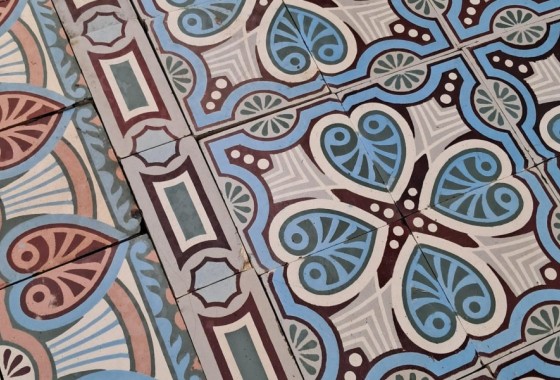 Geef je vloer karakter met Portugese en antieke tegels