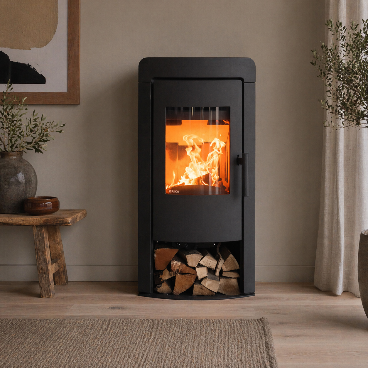 Een RIKA houtkachel in zwart speksteen