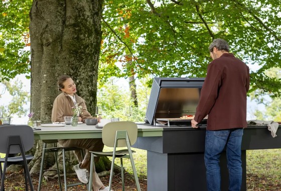 Buitenkeuken met tafel: zo maak je van koken buiten een sociale beleving