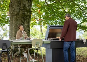Buitenkeuken met tafel: zo maak je van koken buiten een sociale beleving