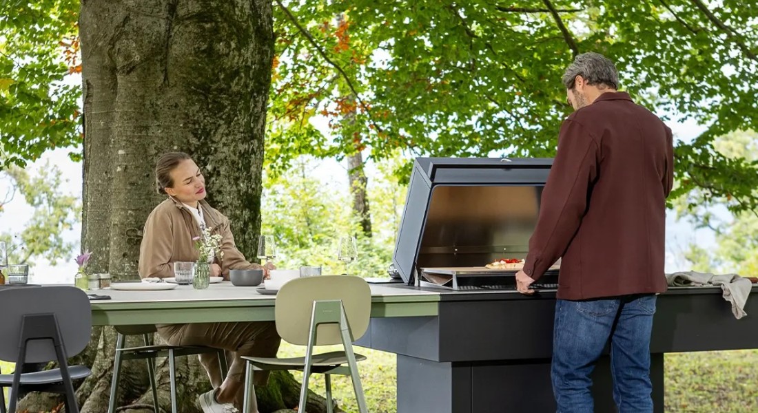 Buitenkeuken met tafel: zo maak je van koken buiten een sociale beleving