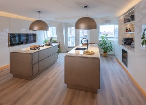 Luxe leefkeuken met dubbel eiland en bronzen accenten
