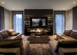De perfecte TV-opstelling: cinewall met haard en opbergruimte